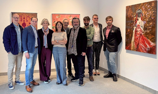 Da sinistra a destra Luca Gastaldo, Paolo Campa, Sofia Macchi la titolare della Galleria, Alessandra Redaelli (la curatrice), Claudio Filippini (in seconda fila), Eric Roux-Fontaine, Simone Benedetto, Brian Keith Stephens e Jernej Forbici 