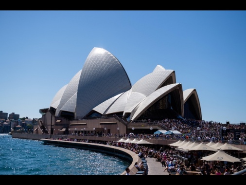 Uomo armato apre il fuoco in strada a Sydney, 20 feriti