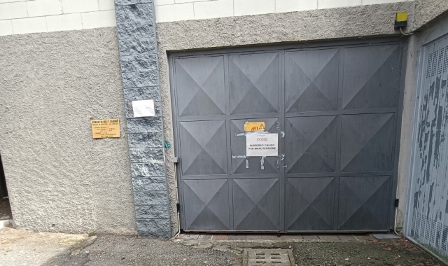 Il cancello chiuso al cimitero di Sesto Calende