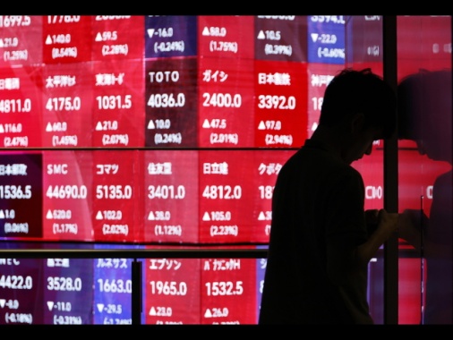 Borsa: Asia ranghi ridotti, effetto voto su Tokyo (+4,75%)