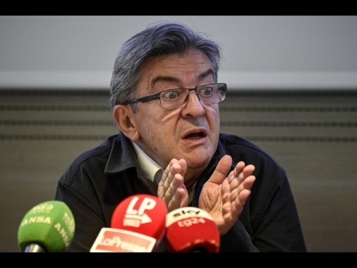 Mélenchon, ora valutare mozione destituzione Macron