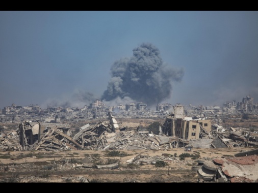 Fonti Gaza, Idf continua a lanciare raid in diverse aree