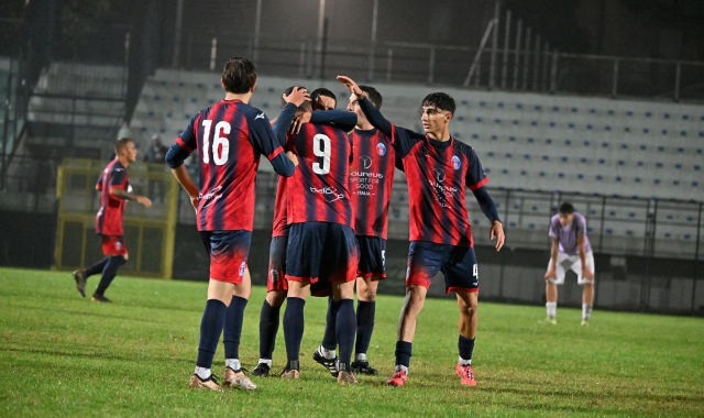 L’esultanza della Caronnese (foto Domenico Ghiotto, Blitz)