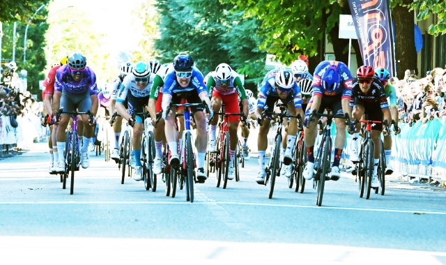 La volata finale della Coppa Bernocchi 2025 oggi pomeriggio a Legnano (foto Domenico Ghiotto)