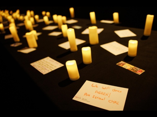 Famiglie delle vittime del 7 ottobre nel luogo dell'attacco