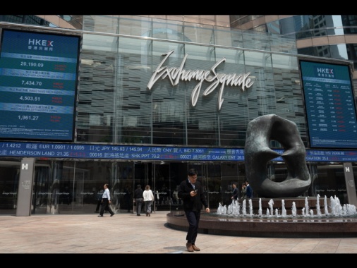 Borsa: l'Asia chiude in positivo, si guarda al Giappone