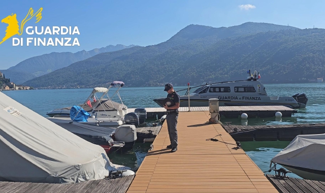 Pontile irregolare sul lago Ceresio
