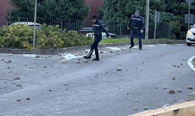 L’intervento della polizia locale per le pietre disseminate dal camion lungo la strada