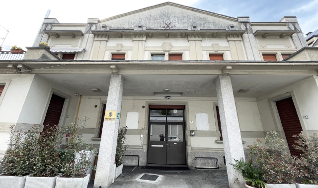 L’ingresso della sala della Pro Busto dove è avvenuto il furto dell’incasso