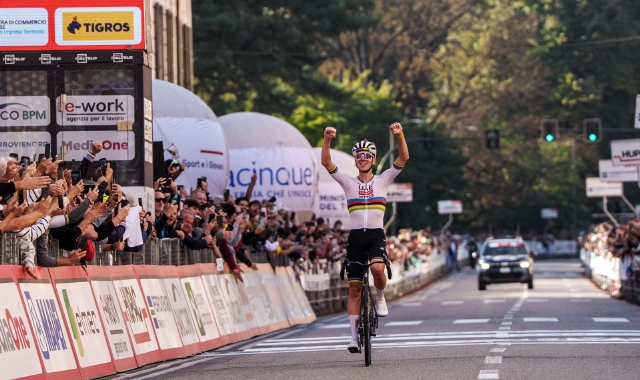 Tadej Pogacar sul traguardo di via Sacco (foto Andrea Cogotti)