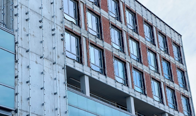 I pannelli esterni non a norma che furono rimossi, lasciando però così la facciata