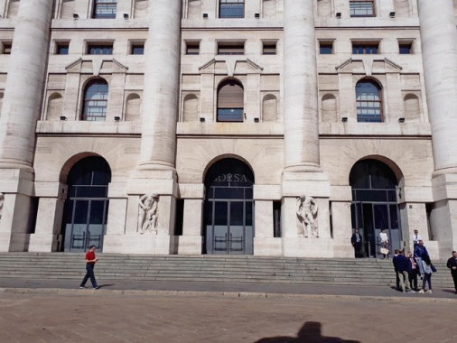 Borsa: Milano chiude in ribasso, -1,59%