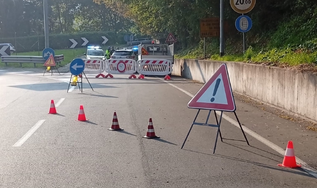 Trattore danneggia luci del tunnel: chiusura e traffico paralizzato