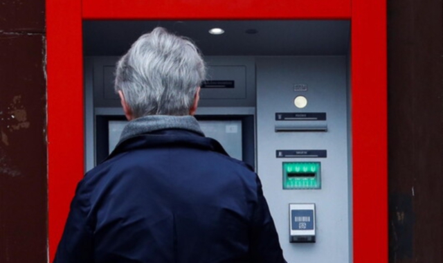 Un’anziana è stata derubata non appena prelevati 200 euro