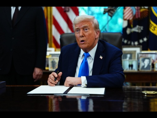 Trump, 'Cina ostile, valuto un massiccio aumento dei dazi'