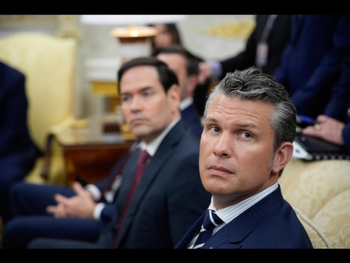 Bufera su Hegseth per base del Qatar in Usa, Maga insorgono