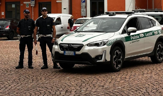 Provvidenziale intervento della polizia locale in via Meyer: auto senza assicurazione inseguita e bloccata