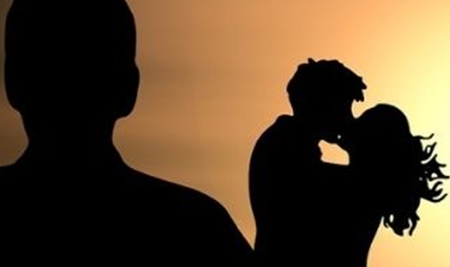 Un uomo con precedenti penali si è messo nei guai anche cercando una sorta di “risarcimento” dopo aver saputo che l’amico stava con la sua ex