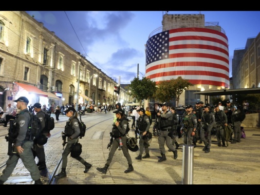 Trump, 'applaudono tutti, è un onore