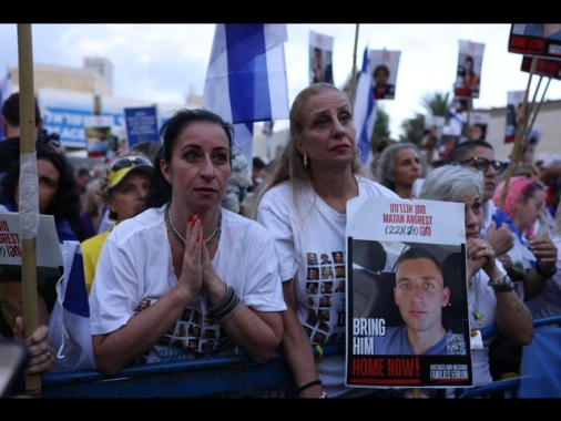 Hamas rilascia gli ostaggi, liberi i primi sette