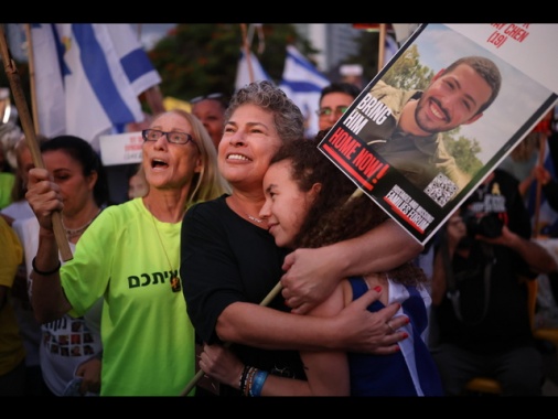 Applauso alla notizia della liberazione in piazza a Tel Aviv