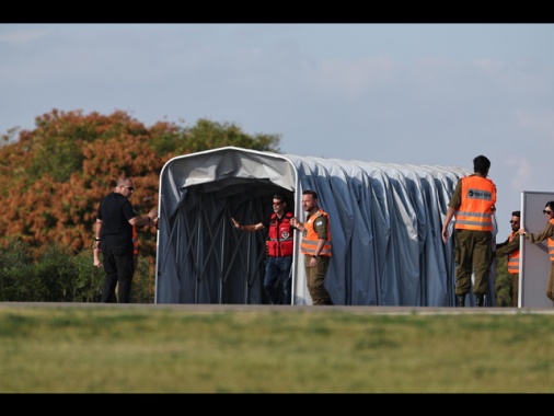 I primi sette ostaggi liberi consegnati all'Idf