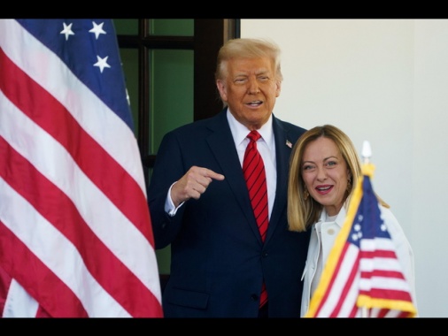 Trump stringe mano a Meloni e scherza, 'chi è questa donna?'