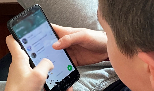 Prima media, tutti col telefonino. Tranne uno