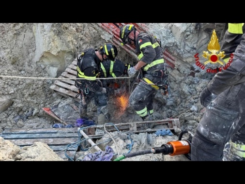 ++ Sommerso dalla terra mentre lavora in una cava,muore operaio ++