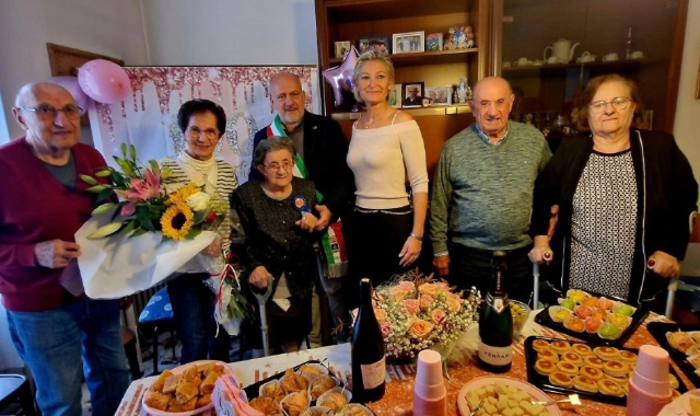 Olgiate in festa per nonna Lucrezia