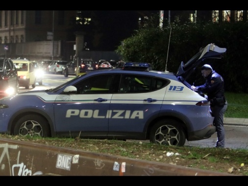 Lite in casa a Milano, uomo uccide 29enne e tenta suicidio