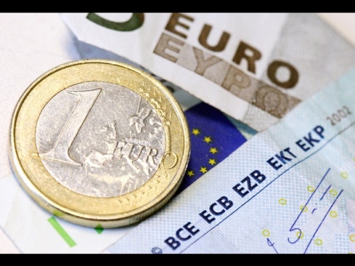 L'euro è in rialzo, a 1,1621 dollari
