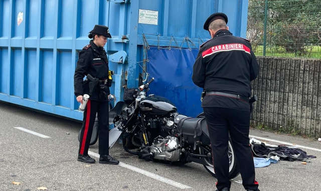 Resta in prognosi riservata dopo lo schianto contro il container