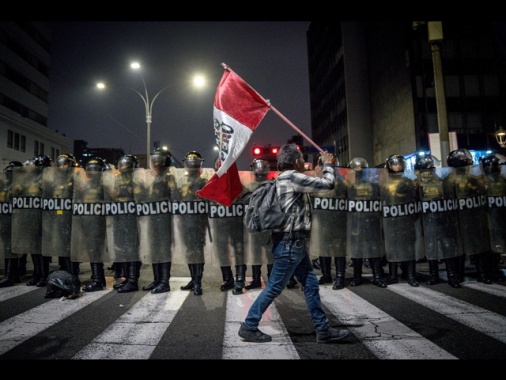 Perù: manifestazione di protesta a Lima, 75 feriti