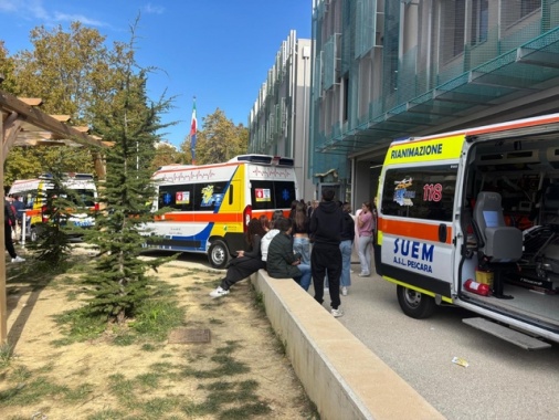 Liceo evacuato, scatta il protocollo per le maxi-emergenze