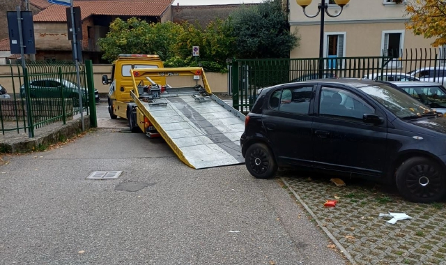 In divieto di sosta da mesi: i proprietari delle auto erano morti