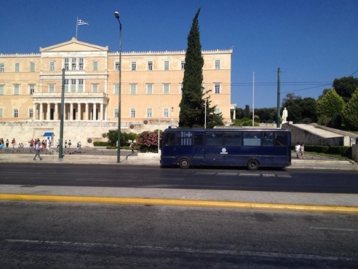 Il Parlamento greco approva la legge sulla giornata di 13 ore