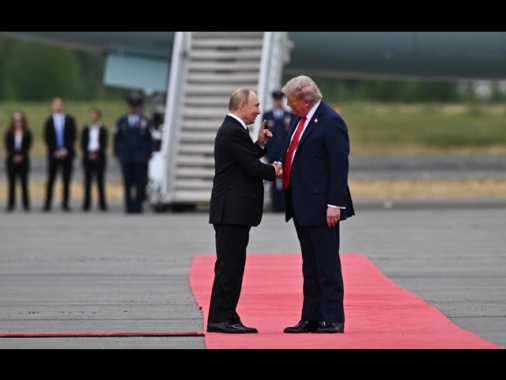 Trump, 'sto parlando con Putin, poi entrambi riferiremo'