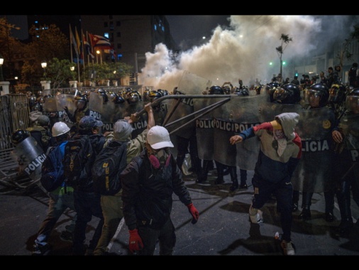 Perù, il governo dichiara lo stato di emergenza a Lima