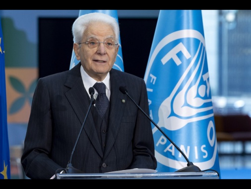 Mattarella, troppi gli squilibri nelle retribuzioni