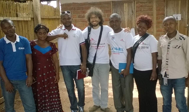 Nicola Cocco con una delle équipe mediche con cui collaborava in South Kivu