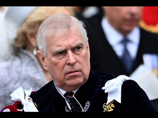 Il principe Andrea rinuncia al suo titolo reale