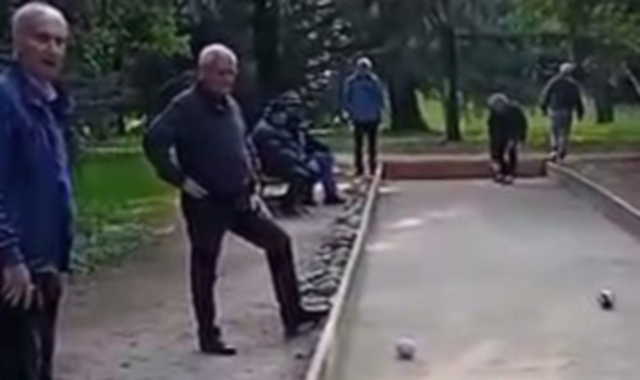 Partite a bocce sul campo al Bassetti. Il problema è dopo: le rubano