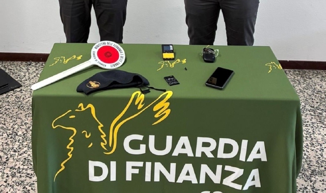 Il kit per ricevere risposte sequestrato dalla Guardia di finanza al 22enne residente in provincia di Varese