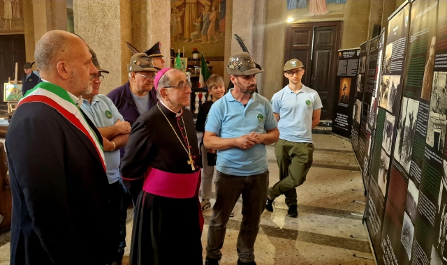L’arcivescovo Delpini alla mostra a Olgiate Olona