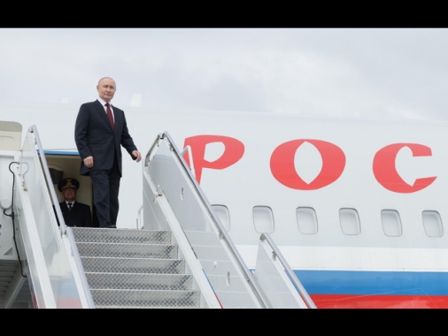 Ue, 'i Paesi possono autorizzare un corridoio aereo per Putin'