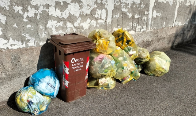 Busto: sciopero dei netturbini. Sacchi e bidoni in strada