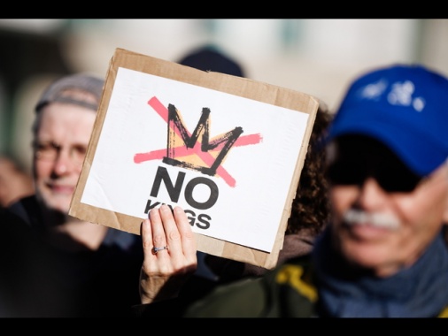 Trump ai manifestanti, 'non sono un re'