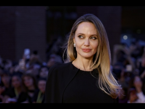 Jolie, 'violati diritti umani, cosa impedisce di aiutare Gaza?'