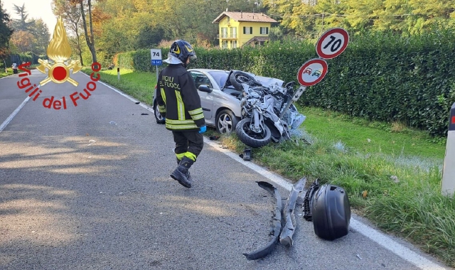 Scontro auto-moto e tragedia: morto 61enne